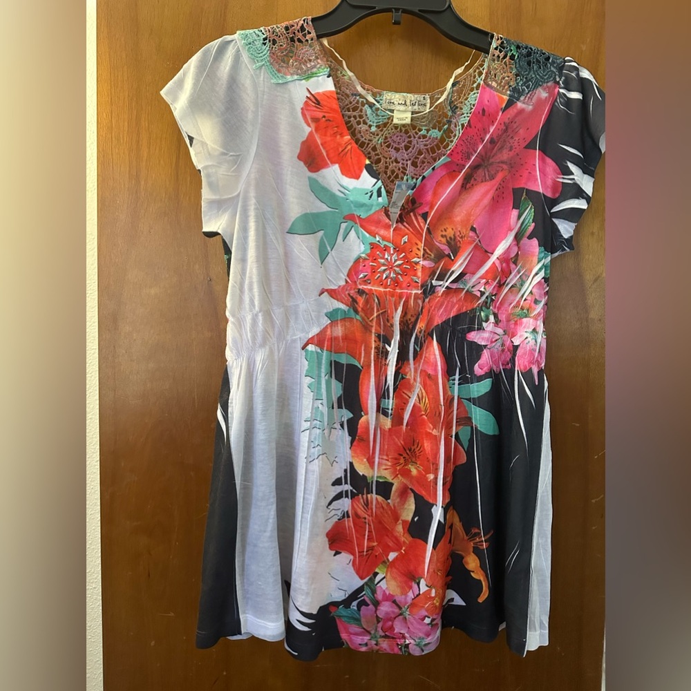 Live & let live white floral crochet back flowy short sleeve blouse new size s